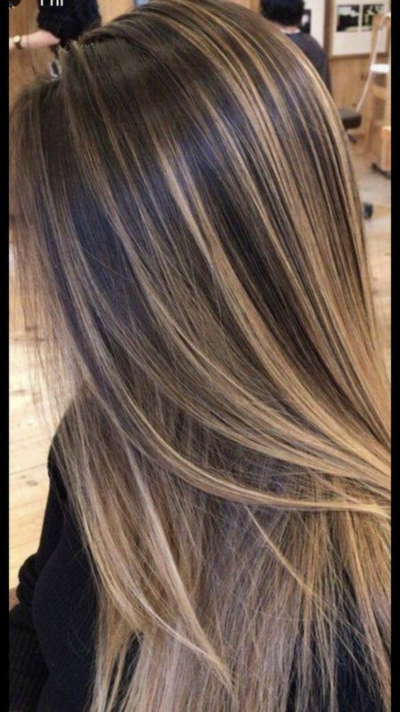 22 Balayages blonds sur brune à adopter absolument ! 18 22 Balayages blonds sur brune à adopter absolument ! 18