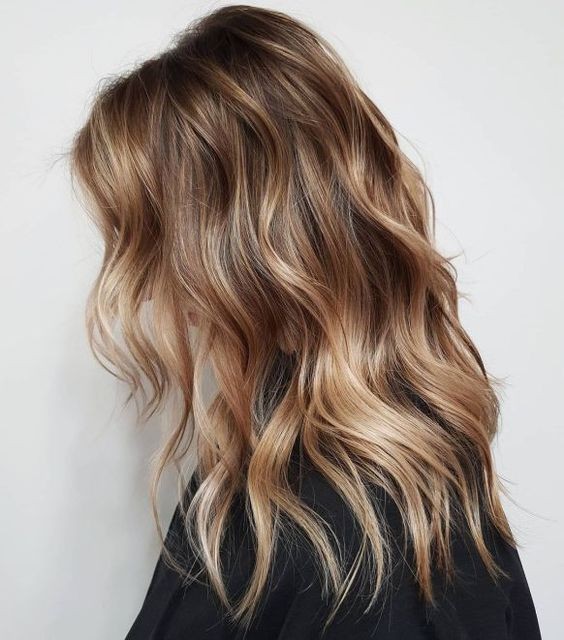 22 Balayages blonds sur brune à adopter absolument ! 20 22 Balayages blonds sur brune à adopter absolument ! 20