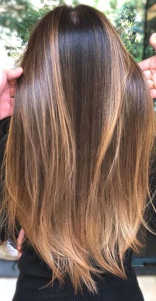 22 Balayages blonds sur brune à adopter absolument ! 4 22 Balayages blonds sur brune à adopter absolument ! 4