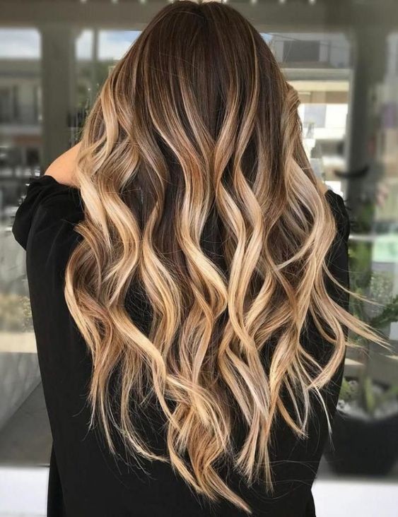 22 Balayages blonds sur brune à adopter absolument ! 10 22 Balayages blonds sur brune à adopter absolument ! 10
