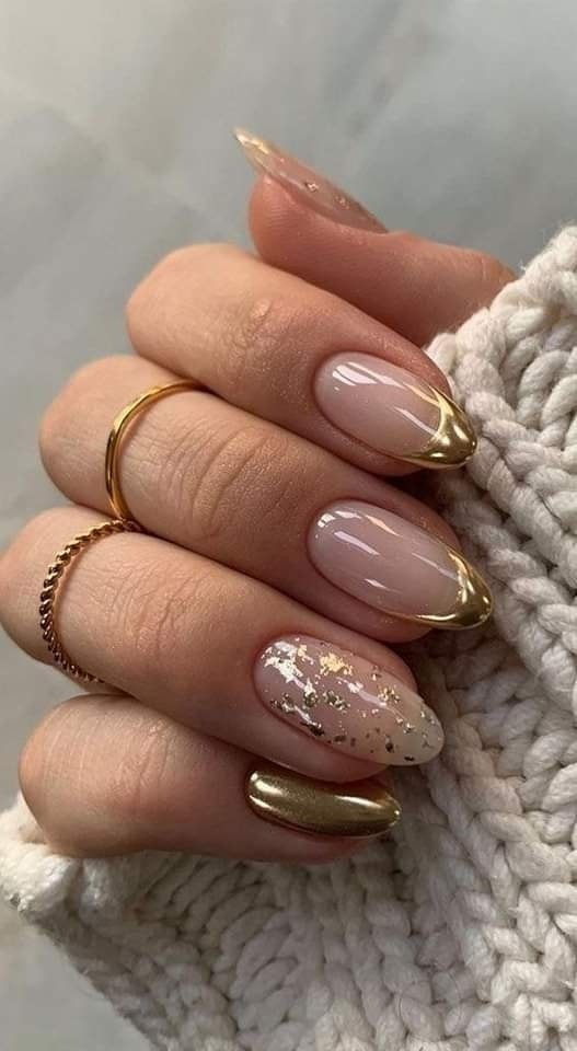29 idées d'ongles avec des touches dorées 15