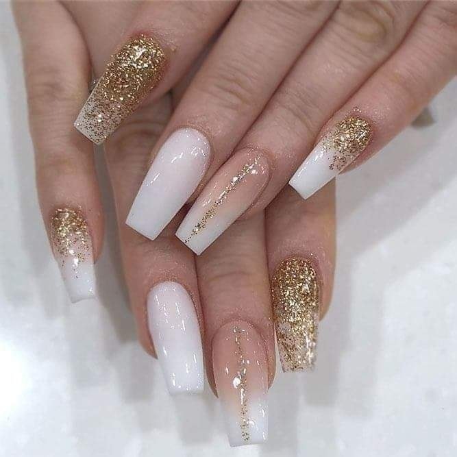 29 idées d'ongles avec des touches dorées 24