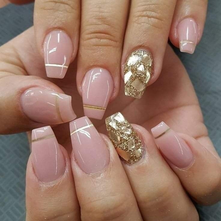 29 idées d'ongles avec des touches dorées 25