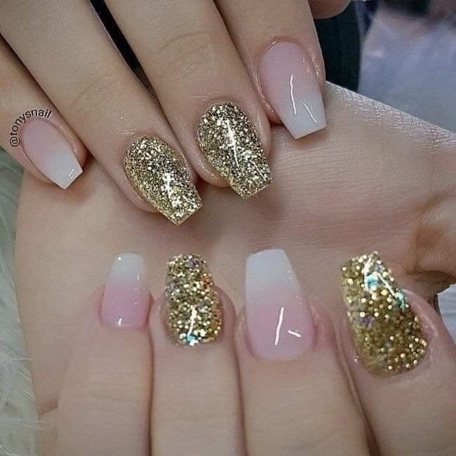 29 idées d'ongles avec des touches dorées 26