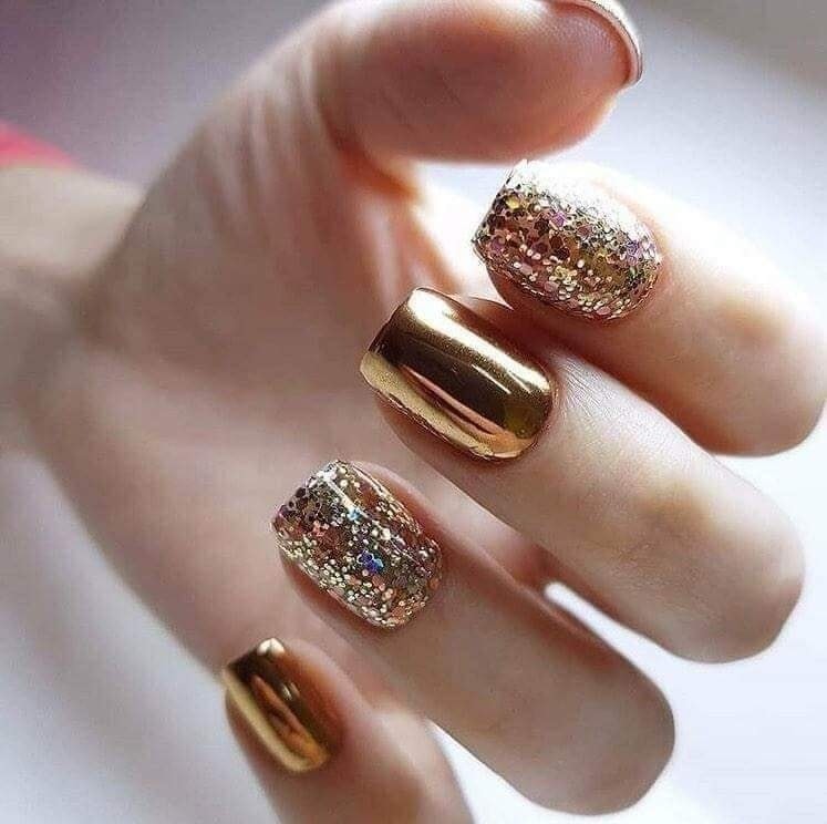 29 idées d'ongles avec des touches dorées 27