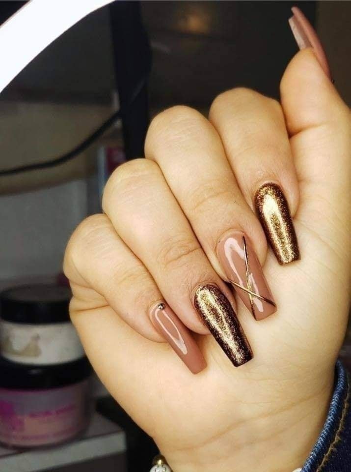 29 idées d'ongles avec des touches dorées 28