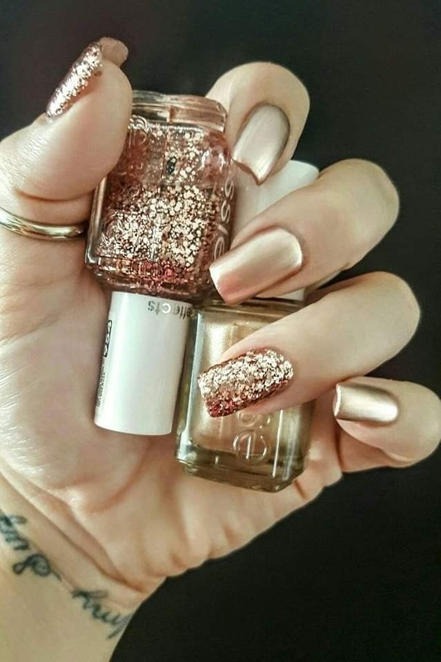 29 idées d'ongles avec des touches dorées 18