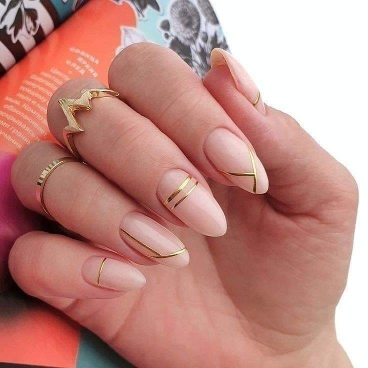 29 idées d'ongles avec des touches dorées 19