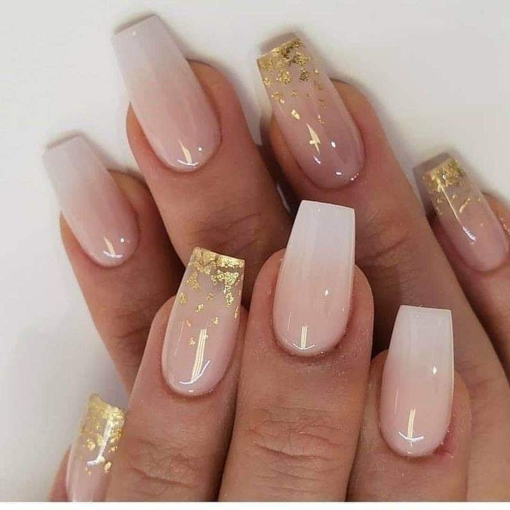 29 idées d'ongles avec des touches dorées 20