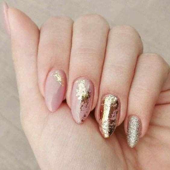 29 idées d'ongles avec des touches dorées 21