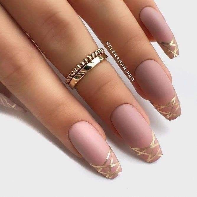 29 idées d'ongles avec des touches dorées 22