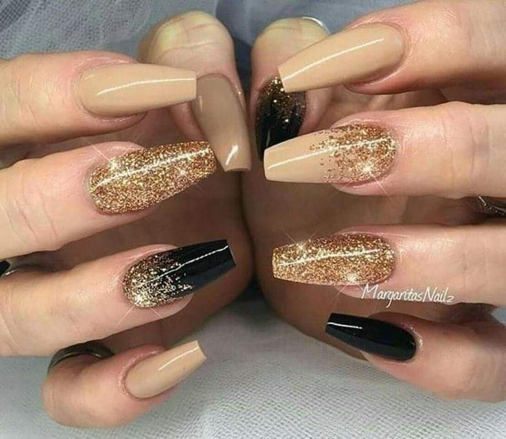 29 idées d'ongles avec des touches dorées 23