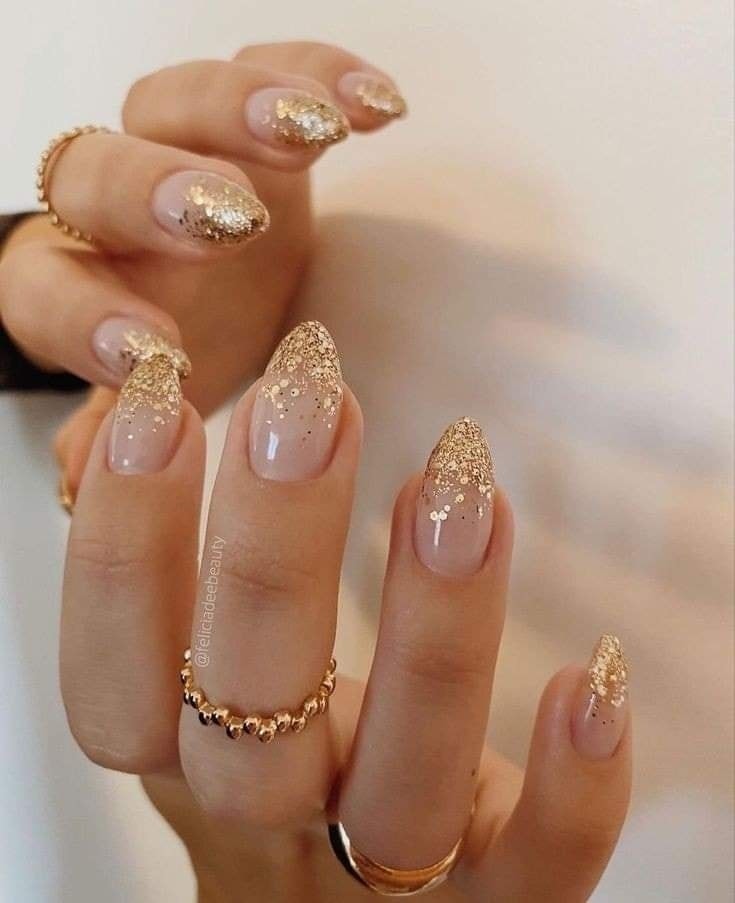 29 idées d'ongles avec des touches dorées 14
