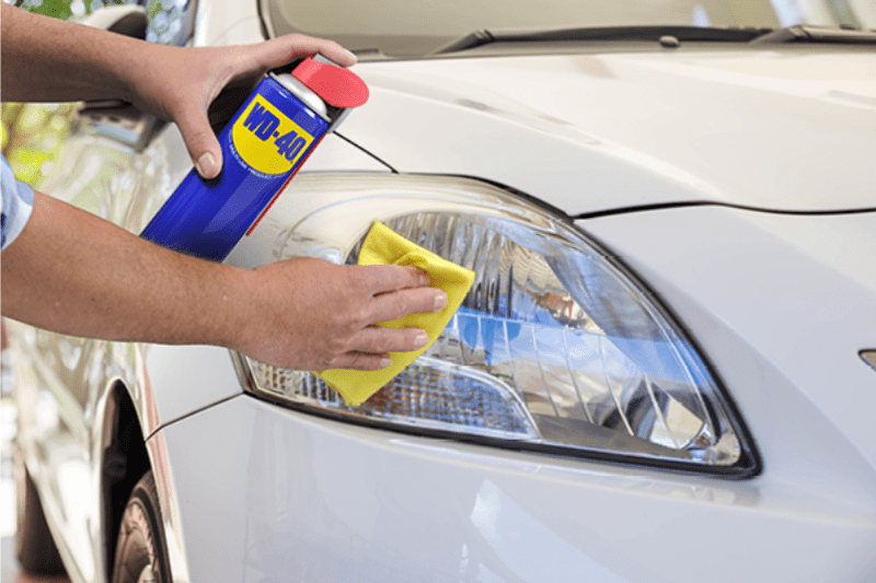 Astuce de grand-mère pour nettoyer les phares de voiture 1