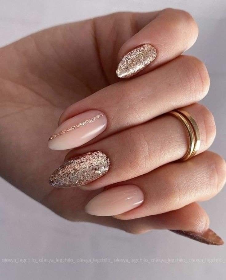 29 idées d'ongles avec des touches dorées 13