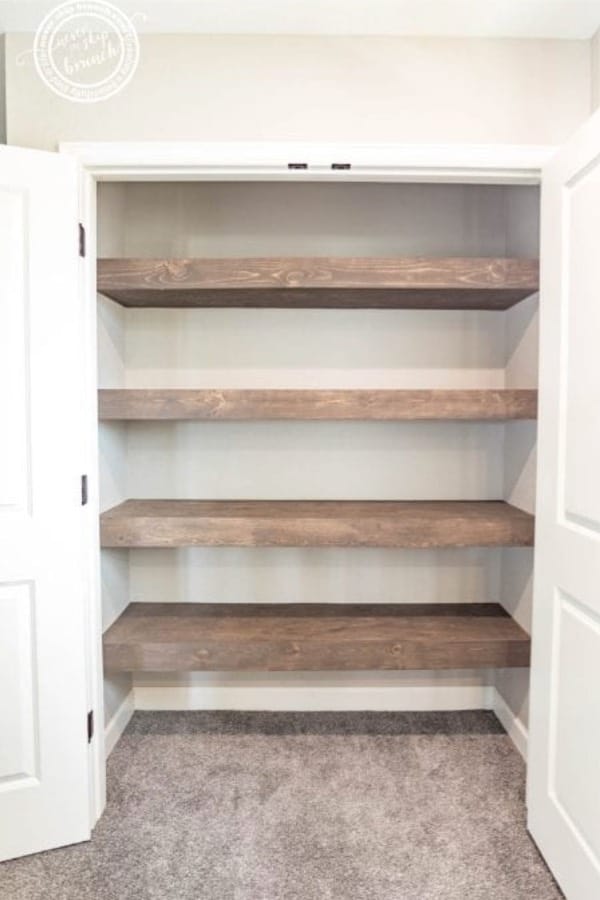 22+ Meilleures idées d'étagères flottantes pour 2023 12 full width floating shelf ideas