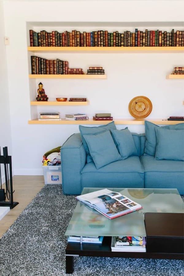 22+ Meilleures idées d'étagères flottantes pour 2023 17 full width floating shelf ideas