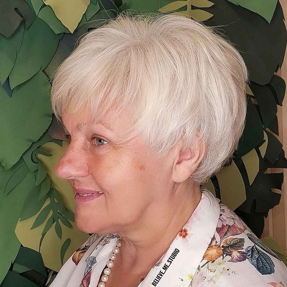 Quelle coupe à faible entretien pour les femmes de 60 ans aux cheveux fins ? 11 Quelle coupe à faible entretien pour les femmes de 60 ans aux cheveux fins ? 11