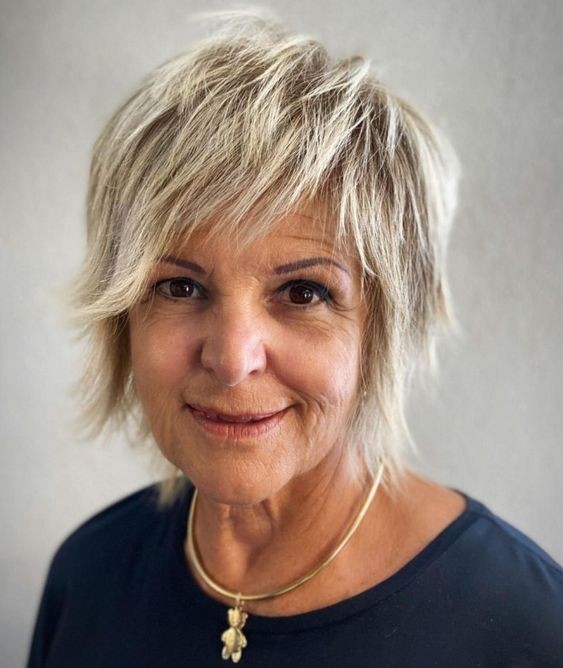 Quelle coupe à faible entretien pour les femmes de 60 ans aux cheveux fins ? 15 Quelle coupe à faible entretien pour les femmes de 60 ans aux cheveux fins ? 15