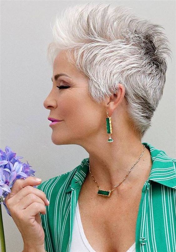 Quelle coupe à faible entretien pour les femmes de 60 ans aux cheveux fins ? 4 Quelle coupe à faible entretien pour les femmes de 60 ans aux cheveux fins ? 4