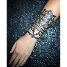 19 belles idées de tatouages mandala pour femme 12 19 belles idées de tatouages mandala pour femme 12