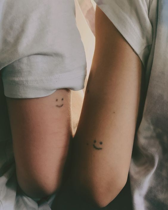 Tatouage sœur minimaliste : Les 31 tatouages ??assortis les plus cool dont vous avez besoin 40