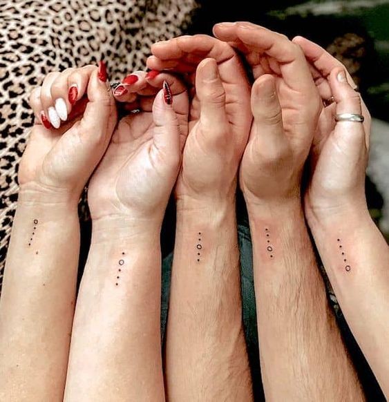 Tatouage sœur minimaliste : Les 31 tatouages ??assortis les plus cool dont vous avez besoin 44