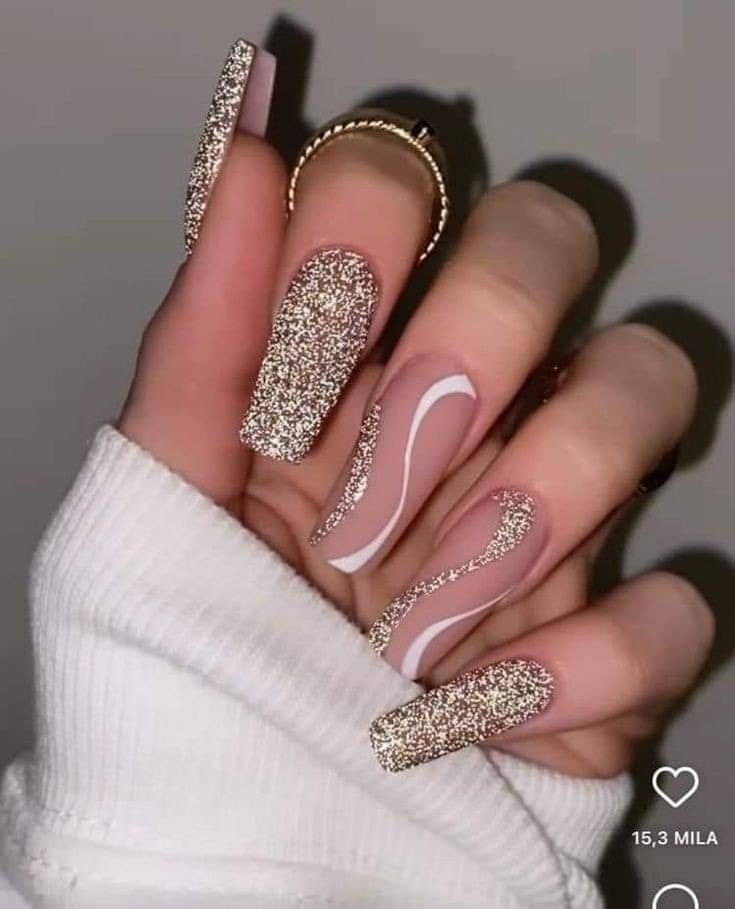 29 idées d'ongles avec des touches dorées 3