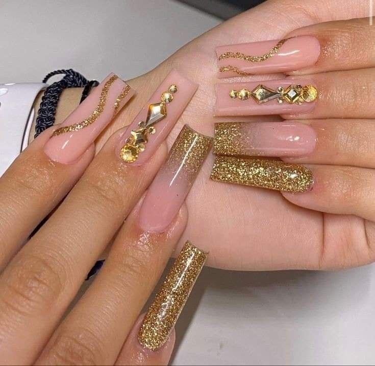 29 idées d'ongles avec des touches dorées 4