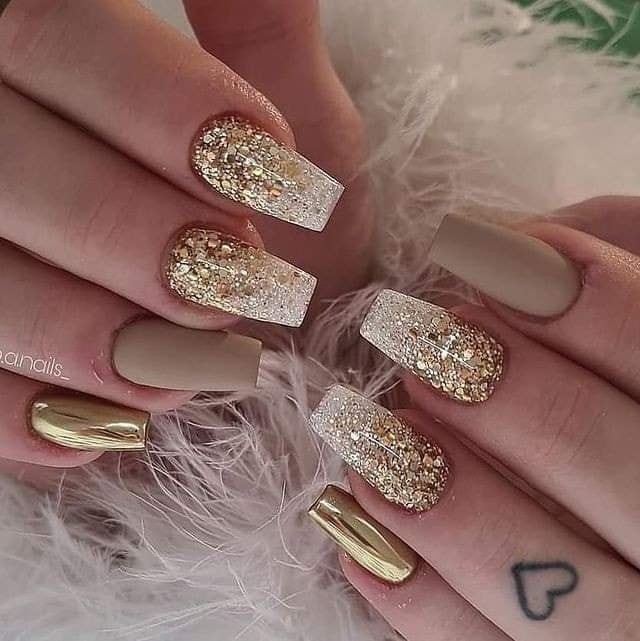 29 idées d'ongles avec des touches dorées 5