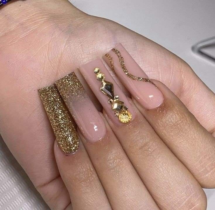 29 idées d'ongles avec des touches dorées 6