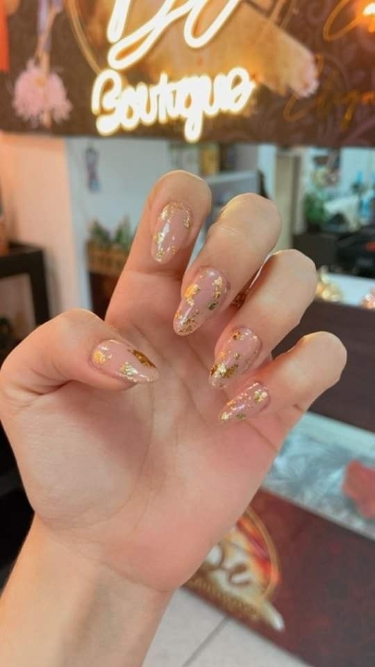 29 idées d'ongles avec des touches dorées 7