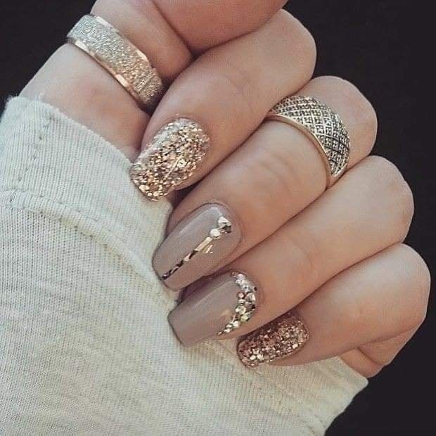 29 idées d'ongles avec des touches dorées 8