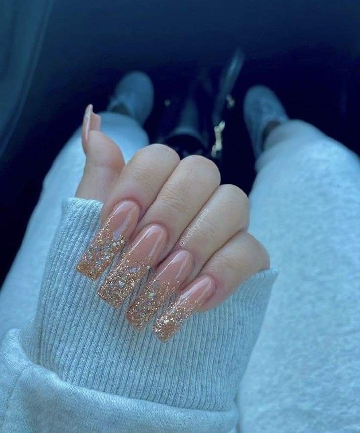 29 idées d'ongles avec des touches dorées 9