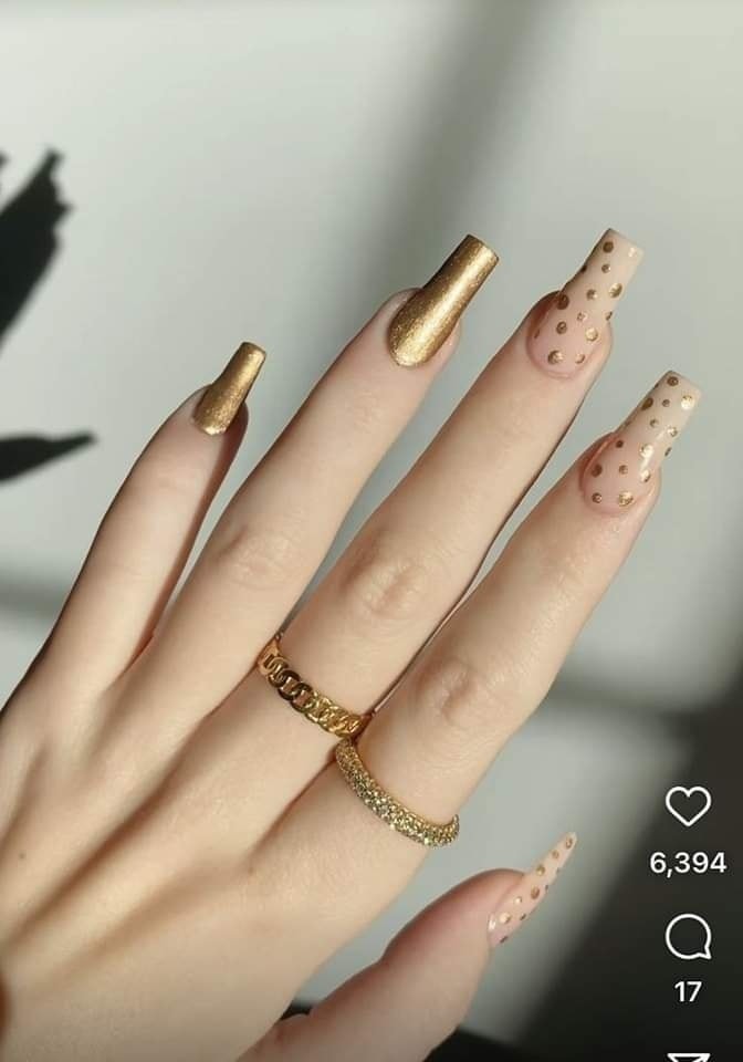 29 idées d'ongles avec des touches dorées 10