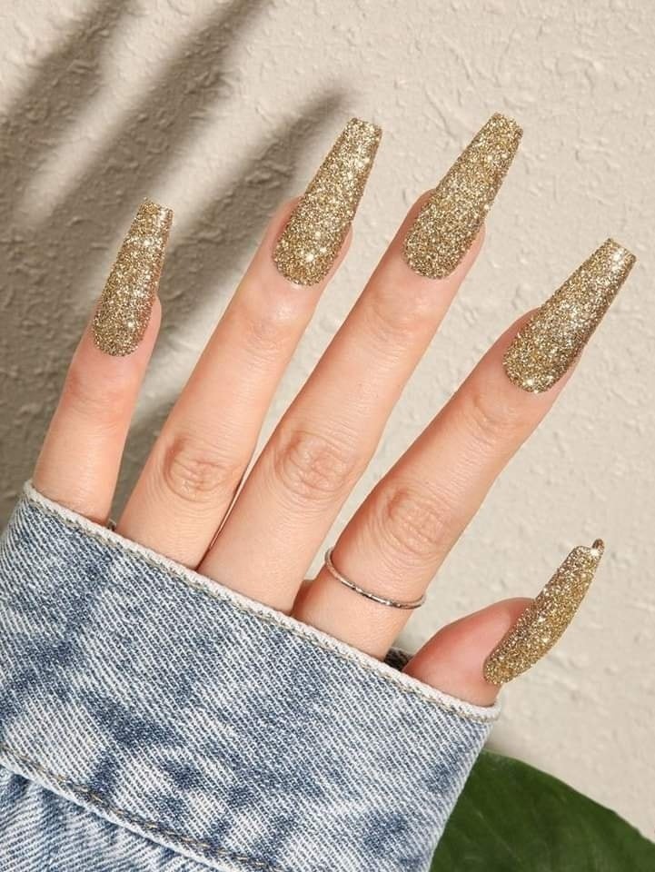 29 idées d'ongles avec des touches dorées 11