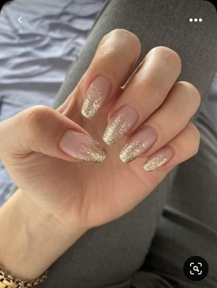 29 idées d'ongles avec des touches dorées 12