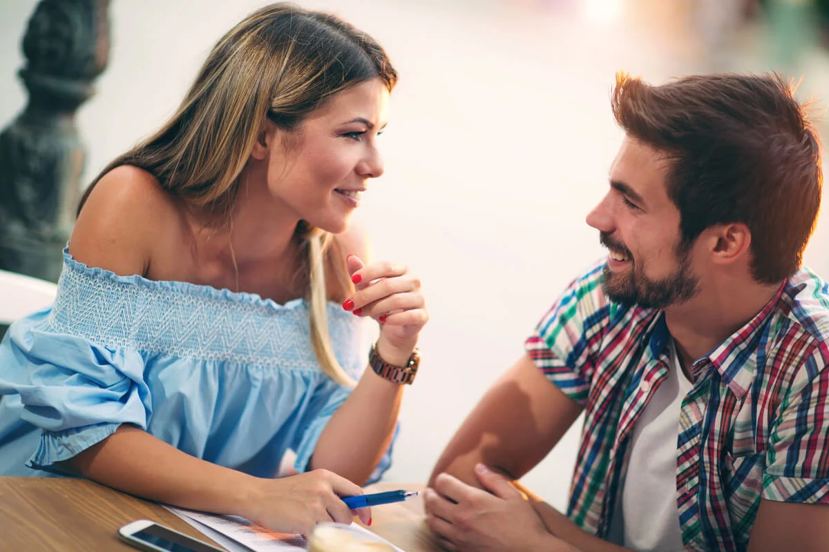Les 8 signes de langage corporel d'un homme séduit 5 Les 8 signes de langage corporel d'un homme séduit 5