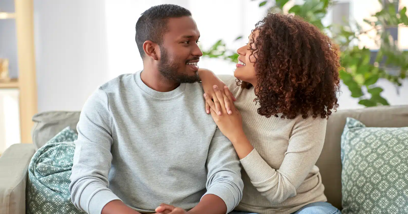 17 signes d'un homme amoureux en silence qui le trahissent 1 17 signes d'un homme amoureux en silence qui le trahissent 1