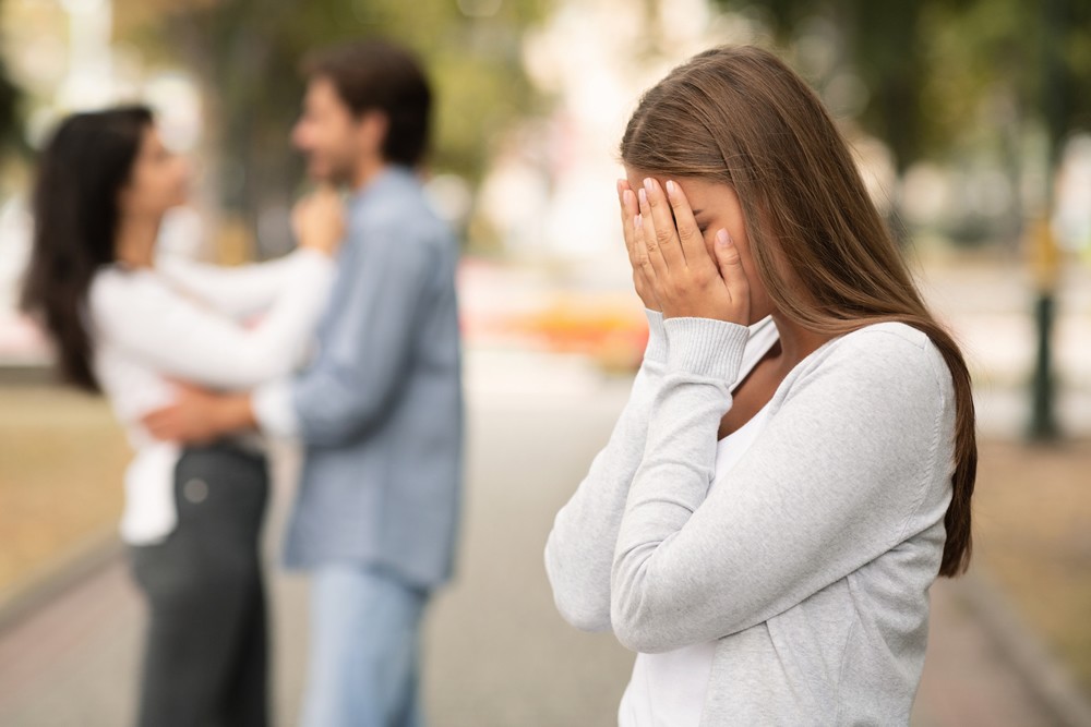 8 Signes d'un homme en couple attiré par une autre femme 5 8 Signes d'un homme en couple attiré par une autre femme 5