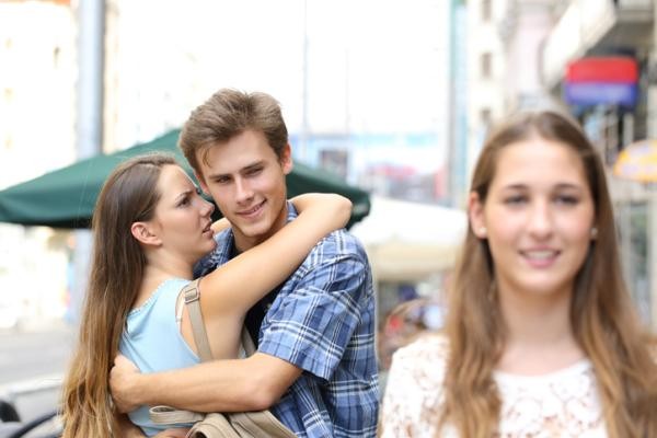 8 Signes d'un homme en couple attiré par une autre femme 3 8 Signes d'un homme en couple attiré par une autre femme 3