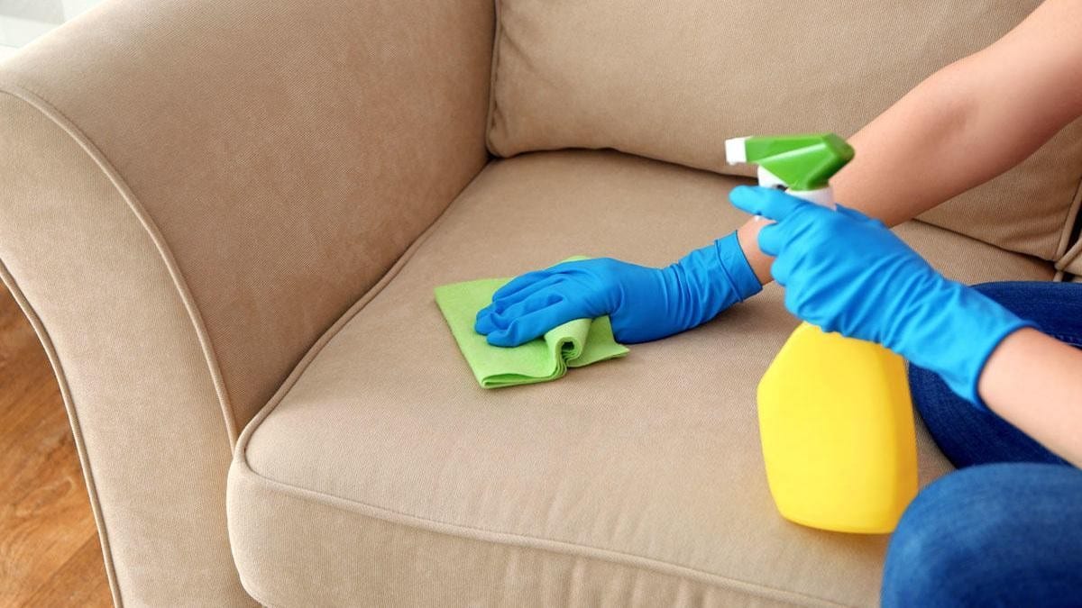 20 Astuces pour enlever les taches d'un canapé 4