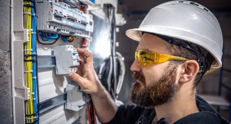 4 Astuces pour nettoyer les prises &eacute;lectriques facilement 2
