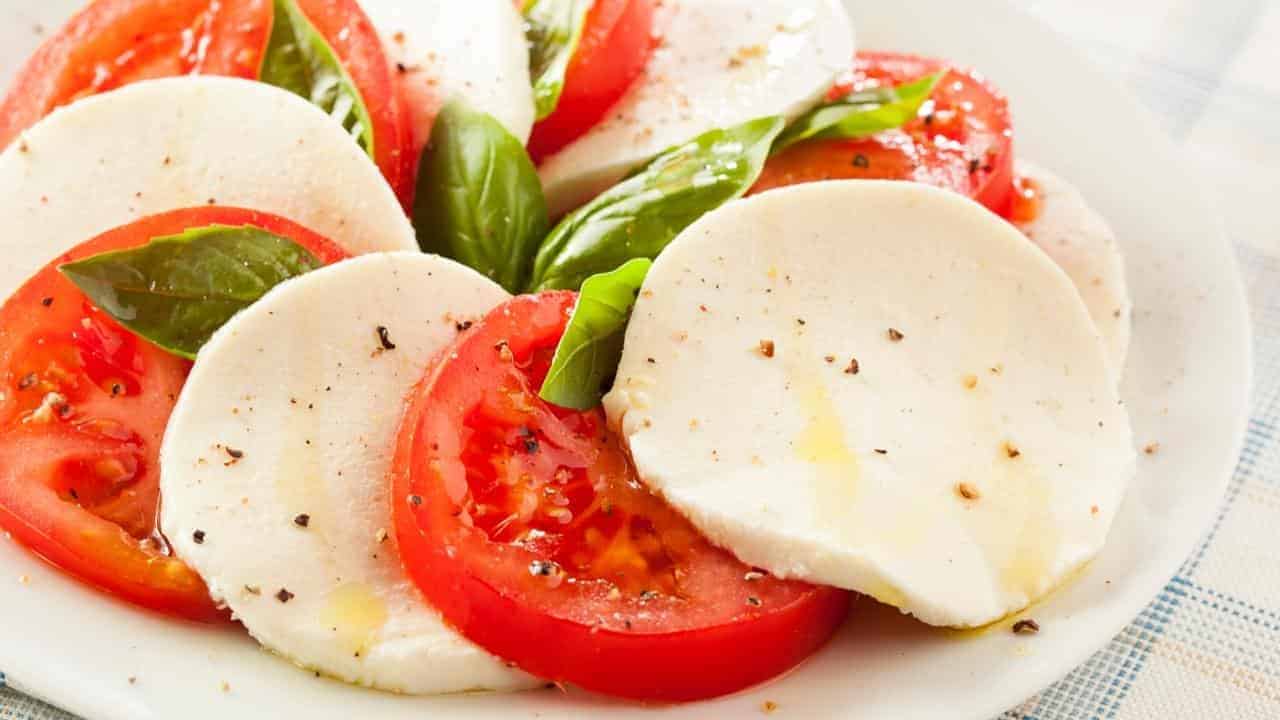 Ces personnes ne devraient jamais manger de tomates avec de la mozzarella : pourquoi 1 Ces personnes ne devraient jamais manger de tomates avec de la mozzarella : pourquoi 1