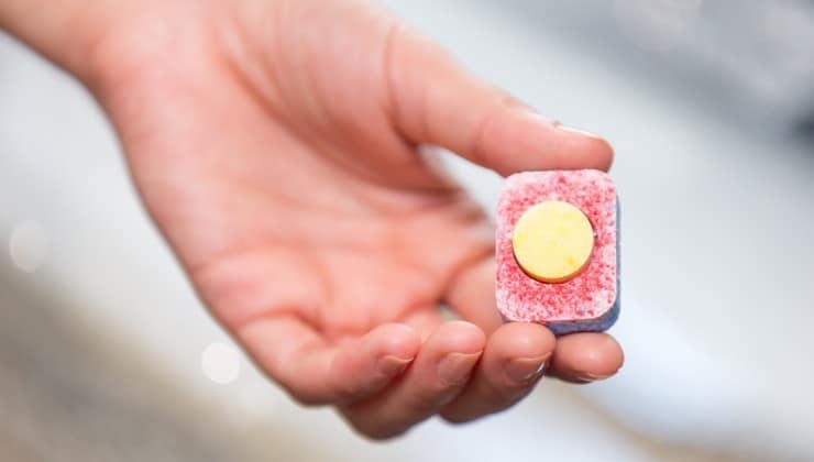 Jetez une tablette de lave-vaisselle dans la douche – la raison est surprenante 2 Jetez une tablette de lave-vaisselle dans la douche – la raison est surprenante 2