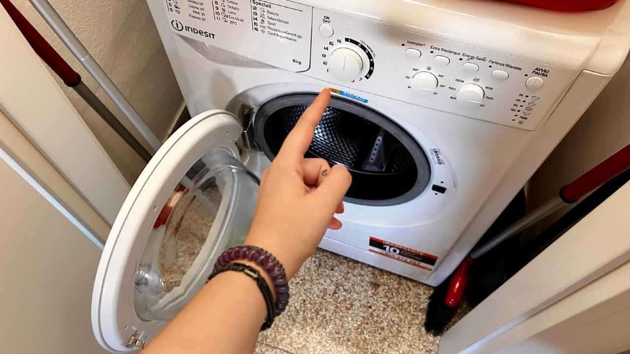 Lave-linge, avec l'astuce lessive tu fais baisser la facture de fin de mois 1 Lave-linge, avec l'astuce lessive tu fais baisser la facture de fin de mois 1