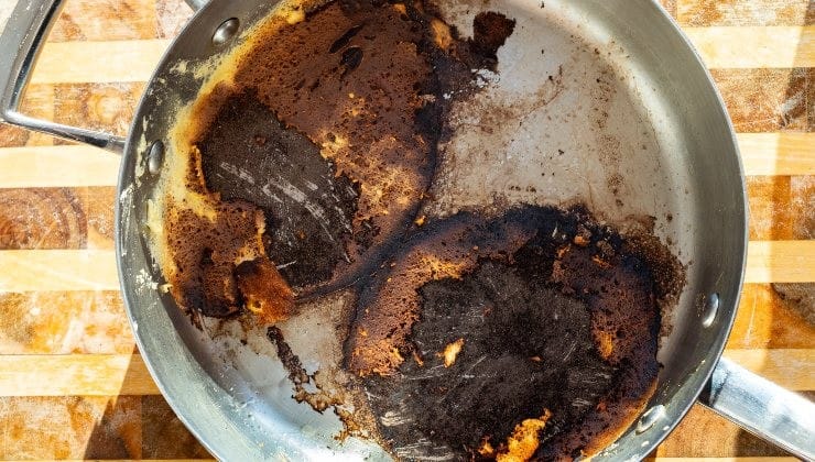Taches d'arc-en-ciel sur les casseroles, comment les enlever en quelques secondes 3 Taches d'arc-en-ciel sur les casseroles, comment les enlever en quelques secondes 3