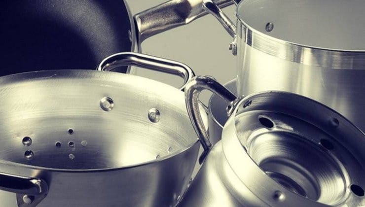 Taches d'arc-en-ciel sur les casseroles, comment les enlever en quelques secondes 2 Taches d'arc-en-ciel sur les casseroles, comment les enlever en quelques secondes 2