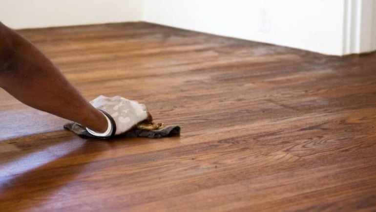 Taches de Javel sur le parquet : 14 Méthodes pour les retirer 4 Taches de Javel sur le parquet : 14 Méthodes pour les retirer 4