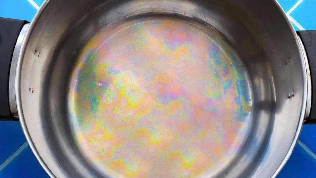 Taches d'arc-en-ciel sur les casseroles, comment les enlever en quelques secondes 1 Taches d'arc-en-ciel sur les casseroles, comment les enlever en quelques secondes 1